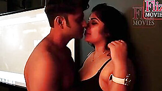 Mallu Mature Aunty Opens Her Saree Blouse, Part 1 Porn Video