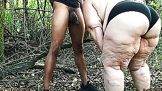 Mature bbw gives deepthroat squirting blowjob in the woods Porn Video