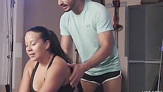 Mi entrenador personal me seduce y me hace venir en el gimnasio Latina Porn Video