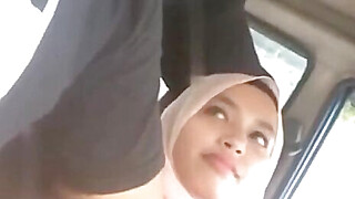 Jilbab ngentot di mobil Porn Video