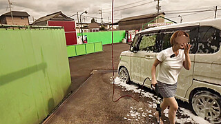 愛車を洗車中、濡れてノーブラ乳首が透け透けに。周りに人が居るのにオッパイ出して生挿入され大量潮吹きで何度もイッちゃって... Porn Video
