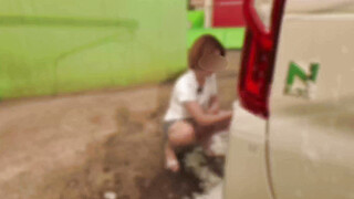 愛車を洗車中、濡れてノーブラ乳首が透け透けに。周りに人が居るのにオッパイ出して生挿入され大量潮吹きで何度もイッちゃって... Porn Video