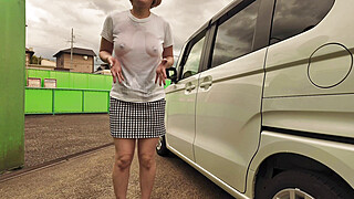 愛車を洗車中、濡れてノーブラ乳首が透け透けに。周りに人が居るのにオッパイ出して生挿入され大量潮吹きで何度もイッちゃって... Porn Video