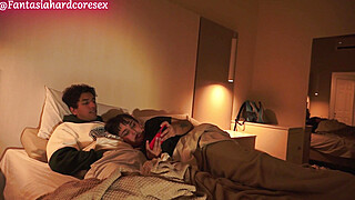 observo a en la cama y me recuesto al lado,le chupo toda la verga asta que se... Porn Video